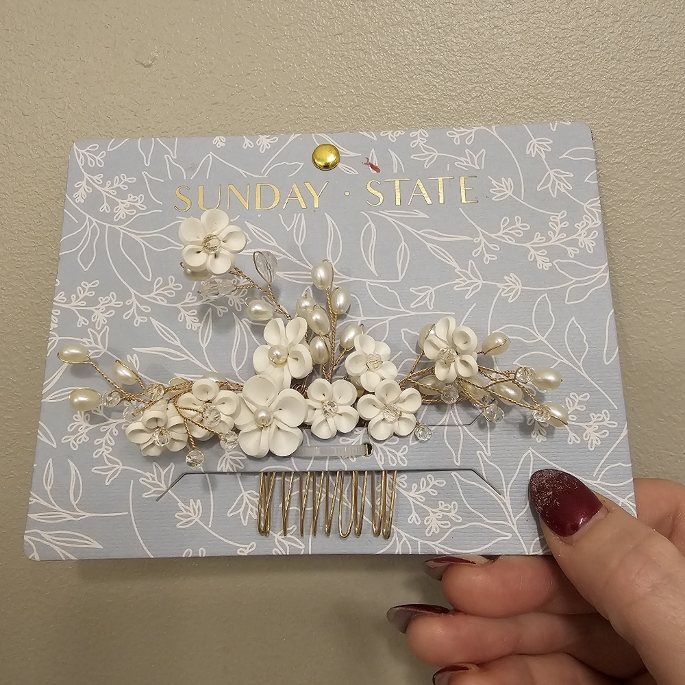 Sunday State White Floral Hair Comb